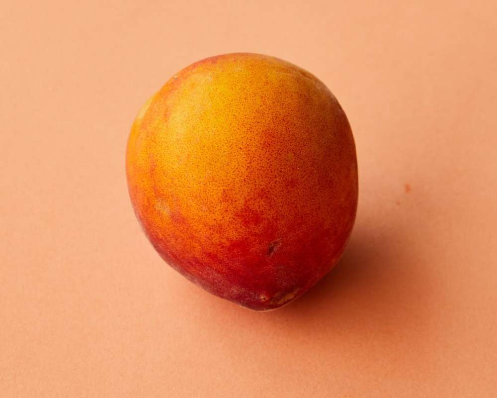 A peach with clear and sharp orange and red colors